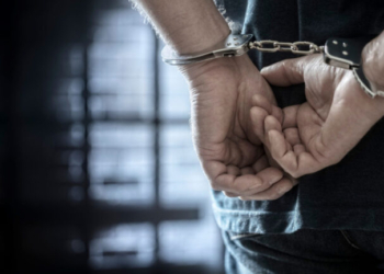 Συνελήφθη 44χρονος που επιχείρησε να πνίξει με κορδόνια την σύντροφό του