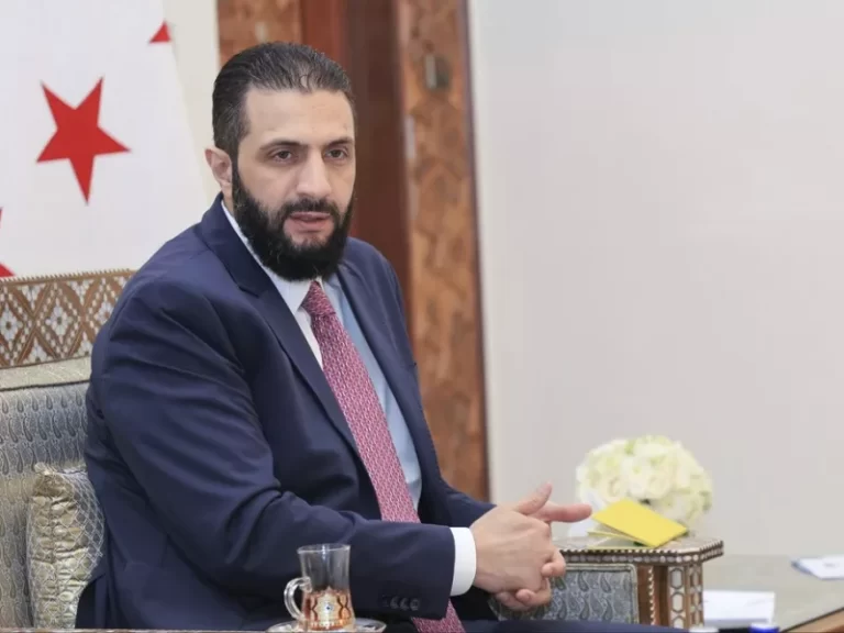 Αχμέντ αλ-Σαράα καθιστός