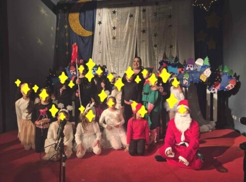 Τα Χριστούγεννα των Ευχών: Μια γιορτινή θεατρική βραδιά γεμάτη νοήματα, μουσική και παιδικά χαμόγελα