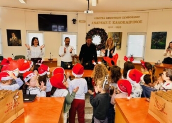 Τα κάλαντα στο Δήμαρχο Μαλεβιζίου είπαν παιδιά βρεφονηπιακού σταθμού