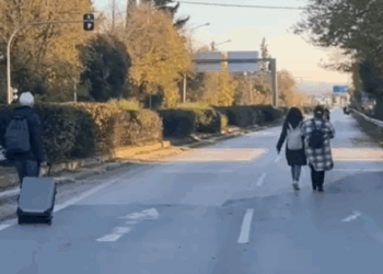 Ταλαιπωρία για εκατοντάδες ταξιδιώτες στη Θέρμη: 4 χιλ. με τα πόδια για να πάνε στο αεροδρόμιο - Video