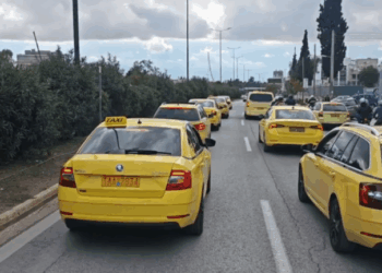 Ταξί: Ένταση με χημικά στο υπουργείο Μεταφορών