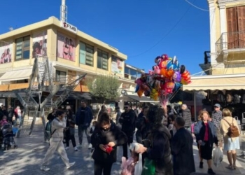 Τελευταία Κυριακή του έτους: Γέμισε από κόσμο το κέντρο του Ηρακλείου – Τι ώρα κλείνουν τα καταστήματα (Φωτογραφίες)