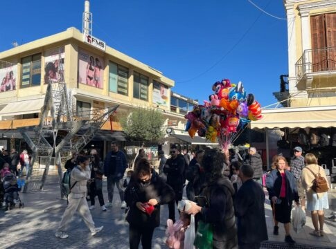 Τελευταία Κυριακή του έτους: Γέμισε από κόσμο το κέντρο του Ηρακλείου – Τι ώρα κλείνουν τα καταστήματα (Φωτογραφίες)