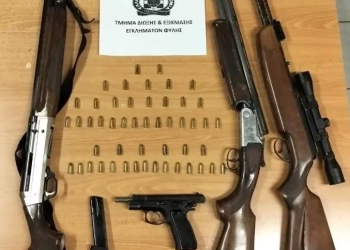 Τέσσερα όπλα εντοπίστηκαν σε οικία στα Άνω Λιόσια - 3 συλλήψεις
