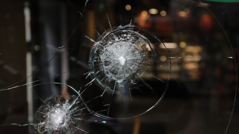 Θεσσαλονίκη: 4 έφηβοι προκάλεσαν ζημιές σε καφετέρια και εξύβρισαν τον ιδιοκτήτη