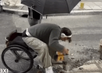 Θεσσαλονίκη: Νεαρός ΑμεΑ κατασκεύασε μόνος του ράμπα στη μέση του δρόμου για να μπορεί να μετακινείται