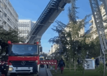 Θεσσαλονίκη: Συναγερμός για τραυματισμένο άνδρα σε ταράτσα πολυκατοικίας - Σε εξέλιξη επιχείρηση απεγκλωβισμού (Βίντεο)