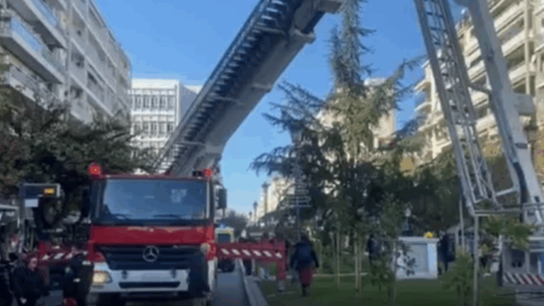 Θεσσαλονίκη: Συναγερμός για τραυματισμένο άνδρα σε ταράτσα πολυκατοικίας - Σε εξέλιξη επιχείρηση απεγκλωβισμού (Βίντεο)
