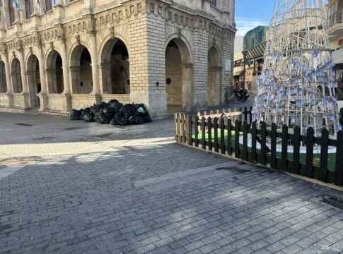 Τι απαντά η δημοτική αρχή για τα σκουπίδια σε Λότζια και Θέρισο