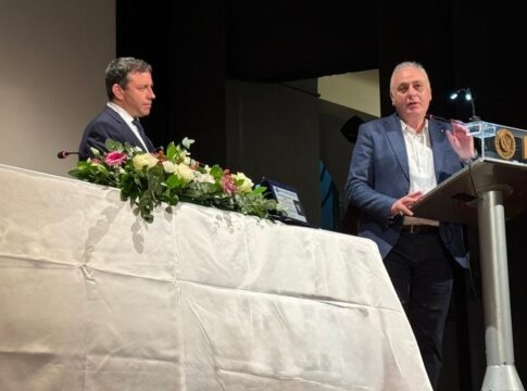 Τιμητική πλακέτα ως ένδειξη αναγνώρισης του πρωτοφανούς μαρτυρίου που βίωσε η Βιάννος