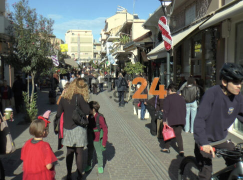 Το κέντρο των Χανίων πλημμύρισε από κόσμο για τα ψώνια της τελευταίας στιγμής