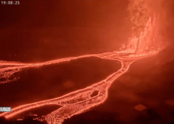 Το Κιλαουέα «βρυχάται» και πάλι: Εκτόξευσε λάβα σε ύψος 420 μέτρων - Δείτε βίντεο