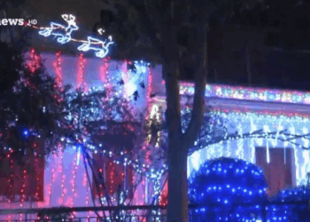 Το πιο χριστουγεννιάτικο σπίτι βρίσκεται στο Χαλάνδρι και είναι ντυμένο με 20.000 λαμπιόνια (Βίντεο)