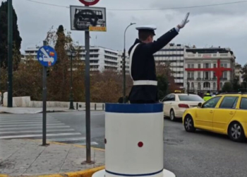 Το «βαρέλι» επέστρεψε στο Σύνταγμα: 90 χρόνια από το πρώτο δώρο στον Τροχονόμο - Πώς καθιερώθηκε το έθιμο (Βίντεο)