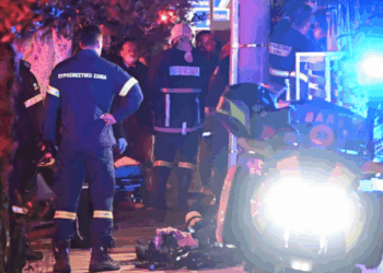 Τραγωδία σε πυρκαγιά διαμερίσματος στην Καλλιθέα: Ανασύρθηκαν δύο άτομα απανθρακωμένα