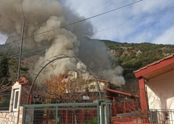 Τραγωδία στη Φωκίδα: Κάηκε μέσα στο αυτοκίνητό του - Την ίδια ώρα καιγόταν και το σπίτι του