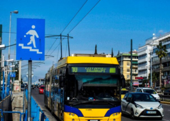 Τρόλεϊ: Ξεκινά σήμερα από τον Πειραιά το ξήλωμα του δικτύου – Οικονομικότερη λύση τα ηλεκτρικά λεωφορεία, λέει ο Κυρανάκης