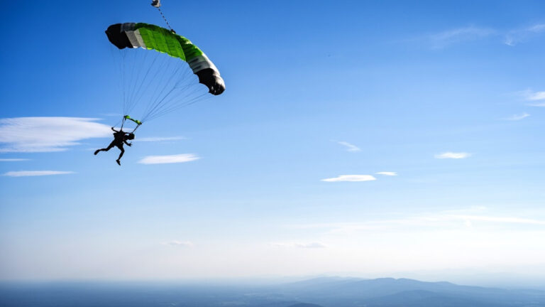 Τρόμος στους αιθέρες: Αλεξίπτωτο τυλίγεται στο φτερό αεροπλάνου και ο αλεξιπτωτιστής αιωρείται στο κενό (Βίντεο)