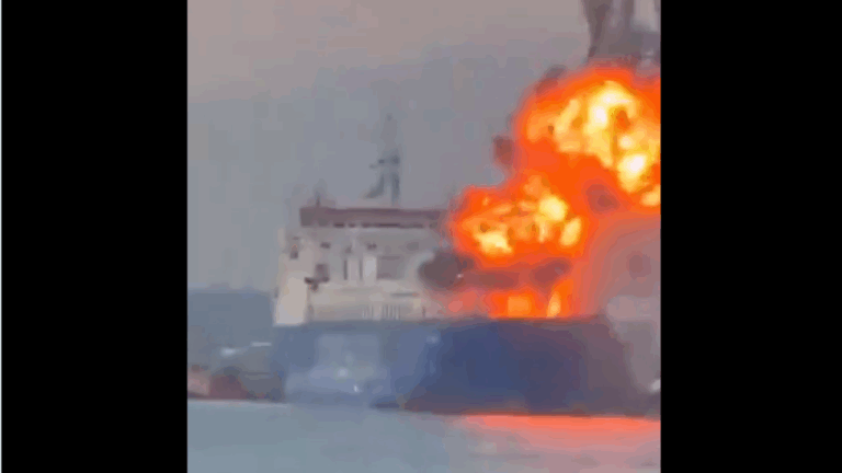 Βίντεο ντοκούμεντο: Η στιγμή που το εμπορικό πλοίο δέχεται πλήγμα από ρωσικό drone - Δείτε βίντεο