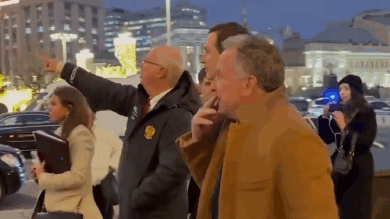 Βόλτες Γουίτκοφ και Κούσνερ στη Μόσχα με το «δεξί χέρι» του Πούτιν λίγο πριν την κρίσιμη συνάντηση - Δείτε βίντεο