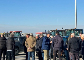 Υγειονομικοί δίπλα στους αγρότες στο μπλόκο των Μαλγάρων (video)