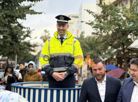 Υπό βροχή η «βαρέλα» στο κέντρο του Ηρακλείου