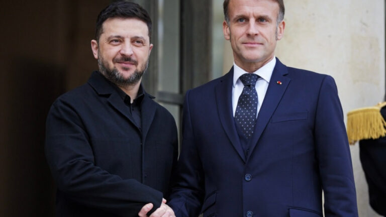 Ζελένσκι μετά τη συνάντηση με Μακρόν: Προς νέα Σύνοδο για την Ουκρανία