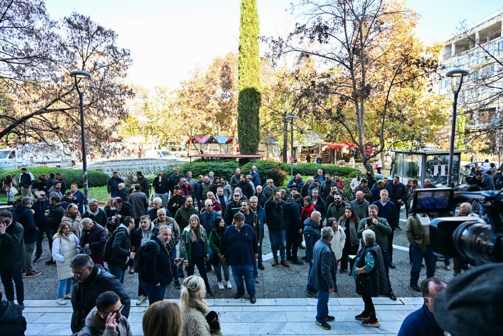 Κλιμακώνουν τις κινητοποιήσεις τους οι αγρότες: Μπλόκα σε Νίκαια, Μάλγαρα και Ε65 – «Ήρθαμε για να μείνουμε»