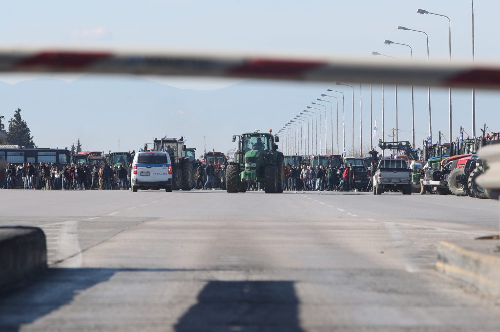 Κλιμακώνουν τις κινητοποιήσεις τους οι αγρότες: Μπλόκα σε Νίκαια, Μάλγαρα και Ε65 – «Ήρθαμε για να μείνουμε»