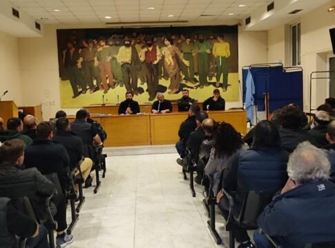 «Ζεσταίνουν» τρακτέρ οι αγροτοκτηνοτρόφοι της Κρήτης – Παραμένουν τα μπλόκα σε όλη τη χώρα