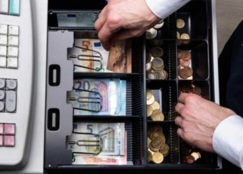 Άδειαζε το ταμείο αλλά τον τσάκωσε ο εργοδότης του
