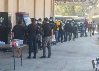 Aδειάζει η Αγυιά – Φεύγουν και οι τελευταίοι μετανάστες