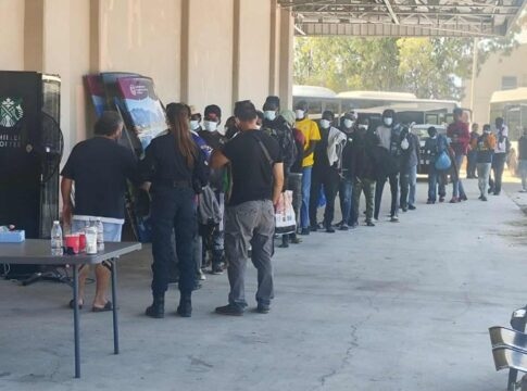 Aδειάζει η Αγυιά – Φεύγουν και οι τελευταίοι μετανάστες