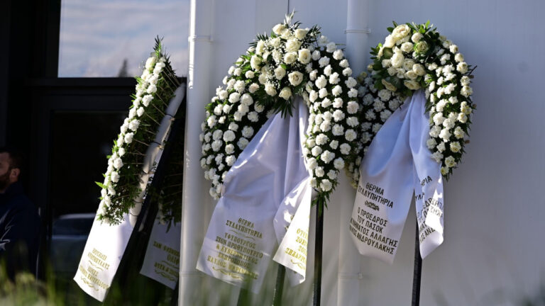 Αυτή την ώρα, στη Ριτσώνα, το «τελευταίο αντίο» στον Γιώργο Παπαδάκη – Βίντεο, φωτογραφίες  