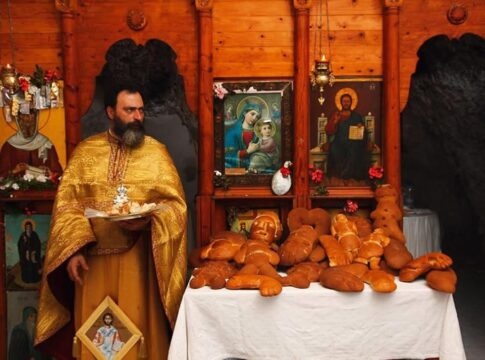 Άγιος Αντώνιος στο Λουτρό Σφακίων: Το μοναδικό έθιμο με ανθρωπόσχημα ψωμιά – Βίντεο