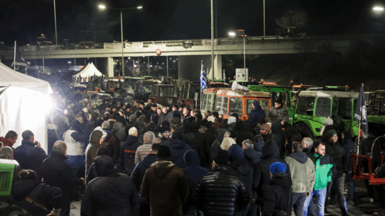 Αγρότες στο μπλόκο της Νίκαιας: «Όχι» στην αυριανή συνάντηση με Μητσοτάκη - Η πρώτη αντίδραση της κυβέρνησης