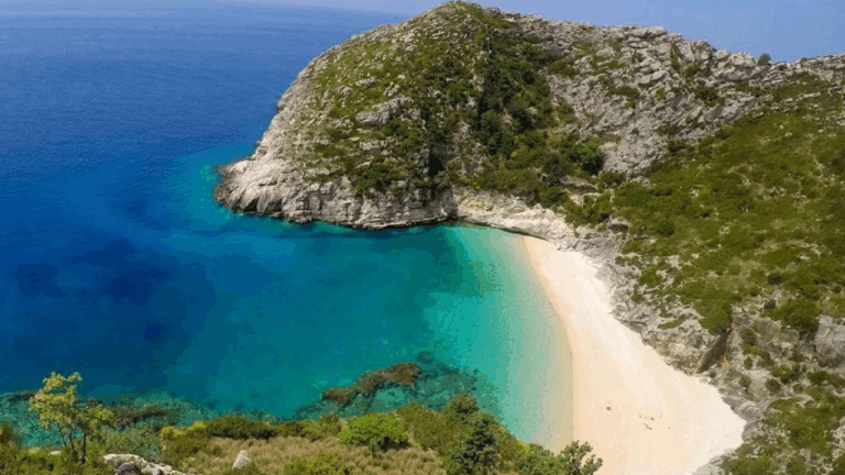 Αλβανία: 40 ενώσεις ζητούν να σταματήσει το σχέδιο Τραμπ για το νησί Σάσων