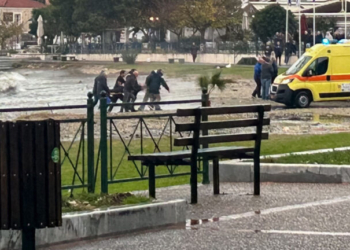 Ανακοίνωση του υπ. Ναυτιλίας για τον θάνατο του 53χρονου λιμενικού στο Άστρος Κυνουρίας - Ο Κικίλιας στην κηδεία
