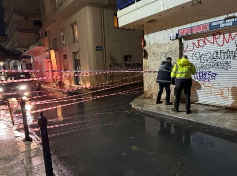 Αναστάτωση στο κέντρο του Ηρακλείου: Κατέρρευσε τμήμα από το μέγαρο Κοθρή (Φωτογραφίες)