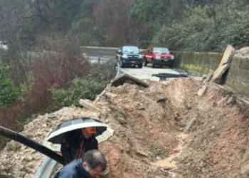 Ανεμοστρόβιλος στο Καλπάκι Ιωαννίνων «σήκωσε» ολόκληρη πτηνοτροφική μονάδα - Φόβοι για πλημμύρες στην Ήπειρο