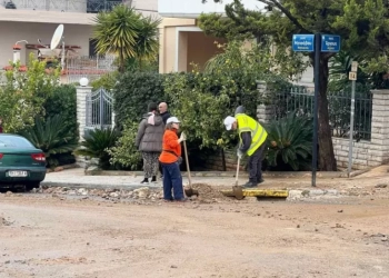 Απίστευτες εικόνες στην Άνω Γλυφάδα: Ξεθάβουν τα αυτοκίνητά τους ακόμα και με κουτάλια - Βίντεο