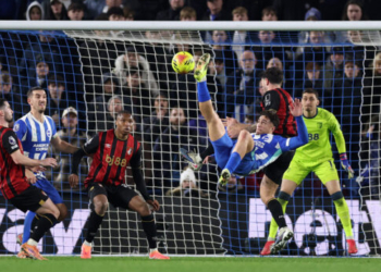 Απίστευτο γκολ του Κωστούλα στην Premier League με ανάποδο ψαλίδι στις καθυστερήσεις του αγώνα!