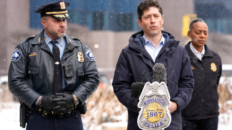 Αποχωρούν «μερικοί» ομοσπονδιακοί πράκτορες από τη Μινεάπολη σήμερα