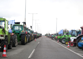 Αποκλιμάκωση στα μπλόκα: Οι αγρότες ανοίγουν δρόμους εν αναμονή συνάντησης με τον πρωθυπουργό