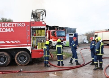 Αποθήκη «τυλίχθηκε» στις φλόγες – Δείτε βίντεο