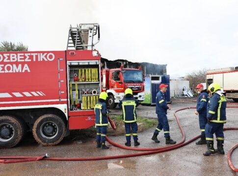 Αποθήκη «τυλίχθηκε» στις φλόγες – Δείτε βίντεο
