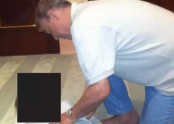 Αρχεία Έπσταϊν: Σάλος με φωτογραφίες που δείχνουν τον Άντριου γονατιστό πάνω από μια γυναίκα