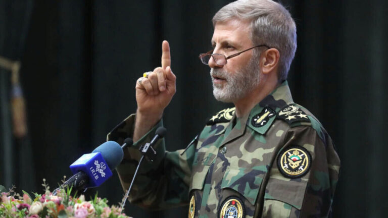 Αρχηγός στρατού Ιράν: Έτοιμοι για «συντριπτική απάντηση» απέναντι στις απειλές των ΗΠΑ