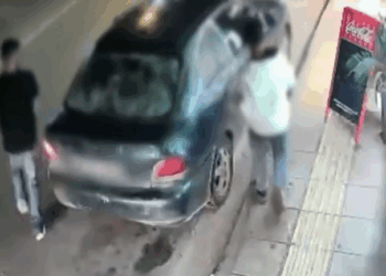Άρπαξαν μπίρες από μίνι μάρκετ στη Λαμία αλλά τις επέστρεψαν - Δείτε βίντεο